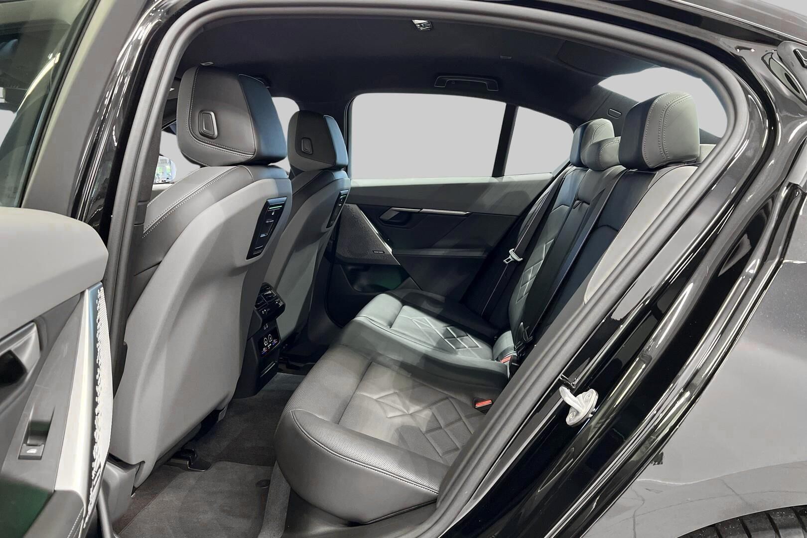 BMW I5 M60 iso kuva 9