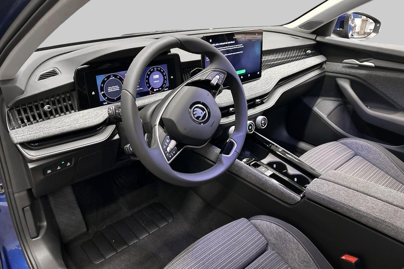 Skoda Superb iso kuva 8