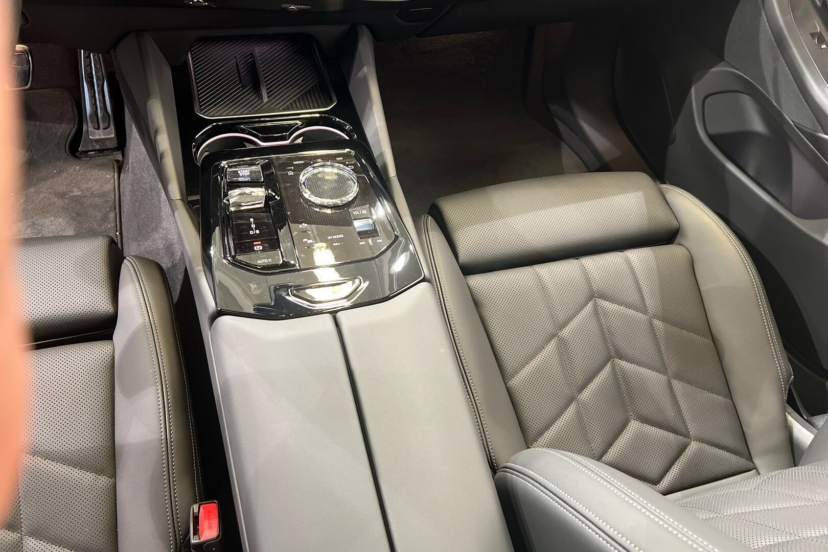 BMW I5 iso kuva 8