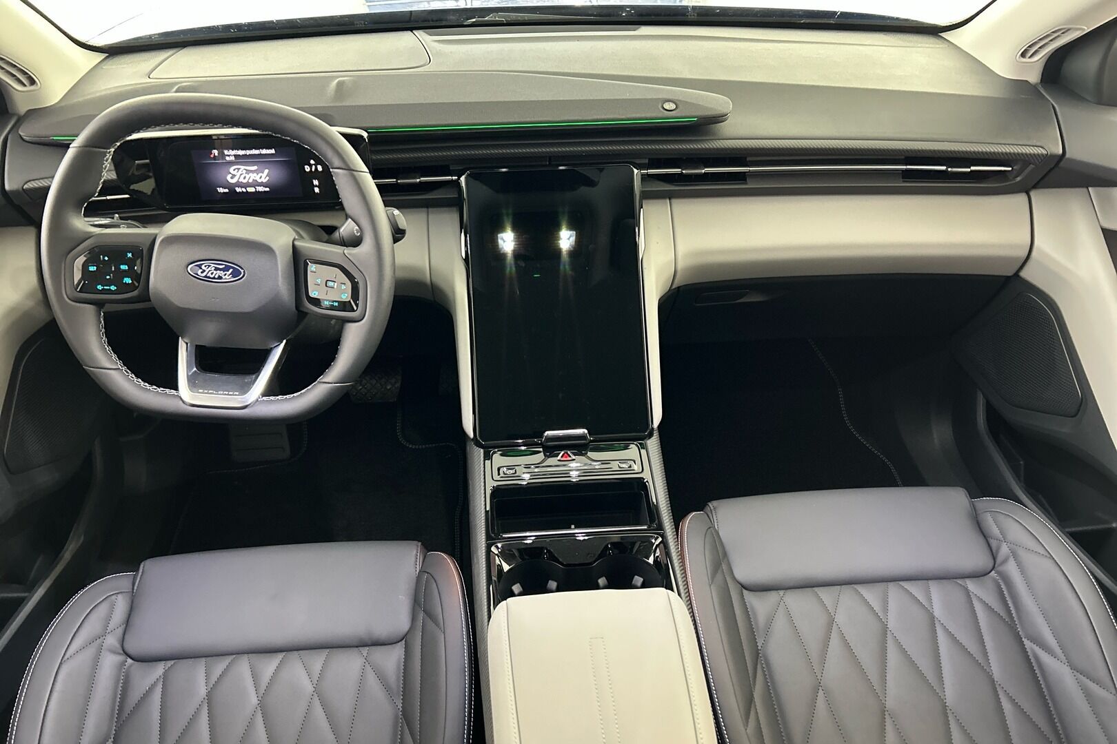 Ford Explorer iso kuva 6