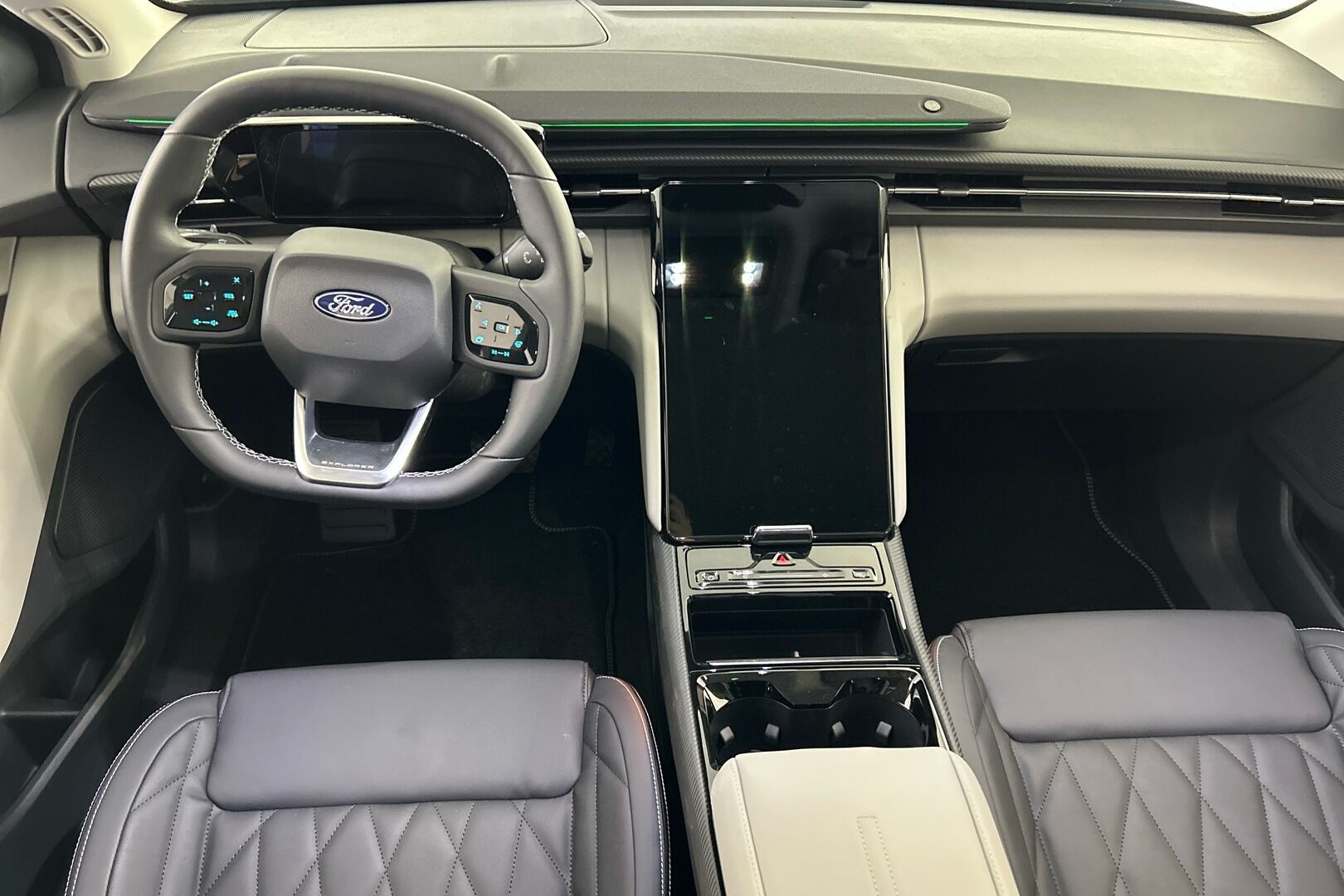 Ford Explorer iso kuva 8