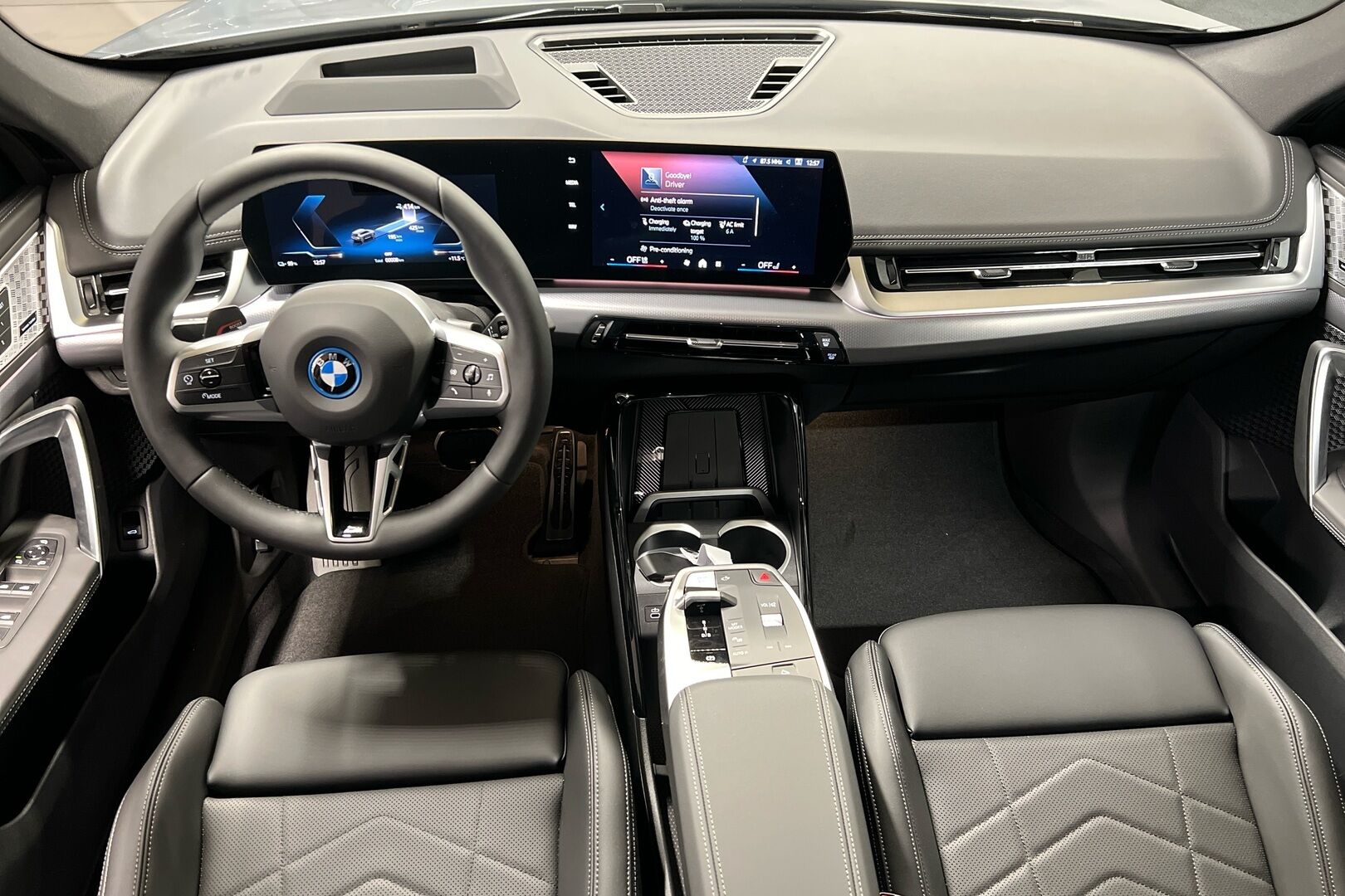 BMW iX1 iso kuva 10