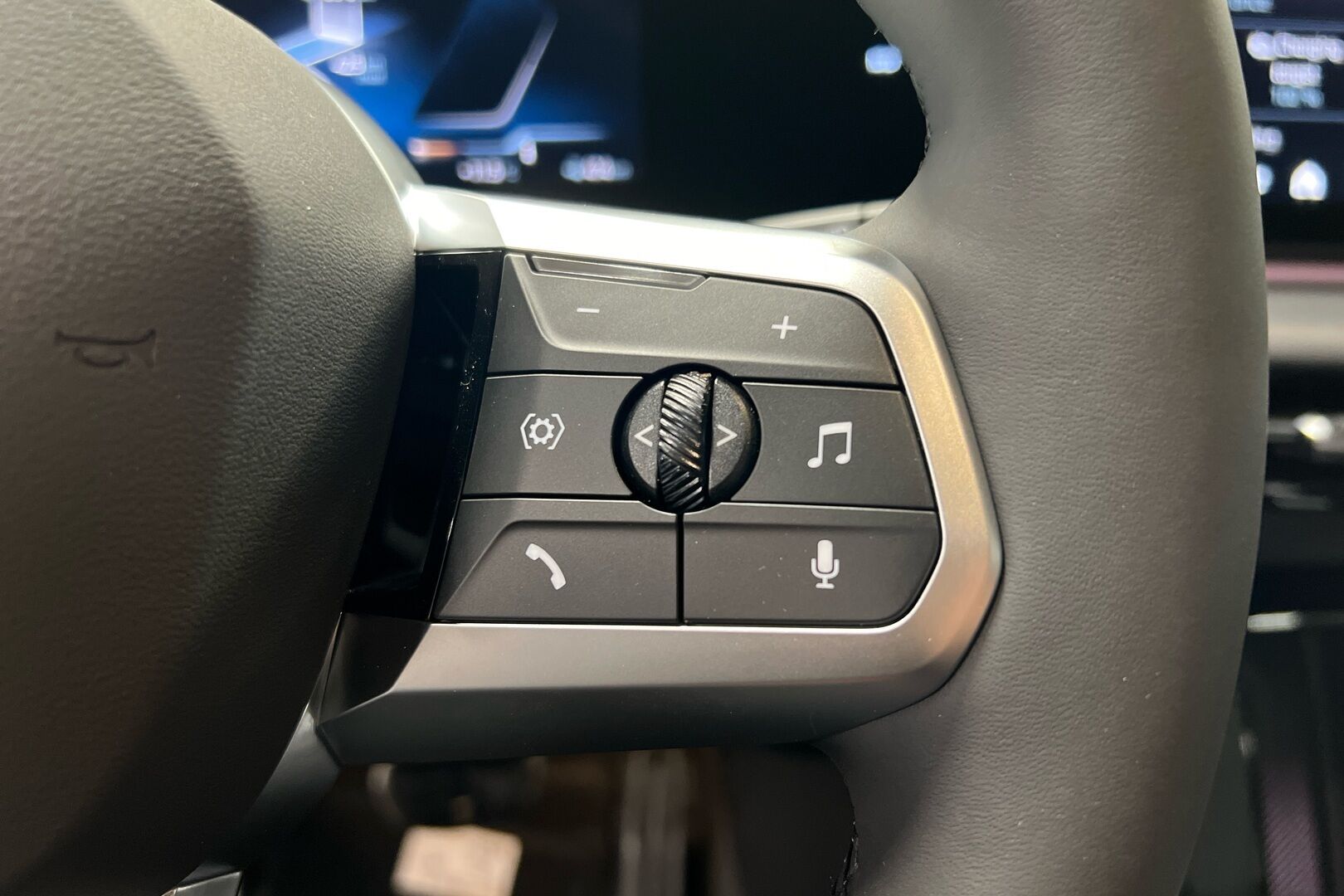 BMW iX1 iso kuva 13