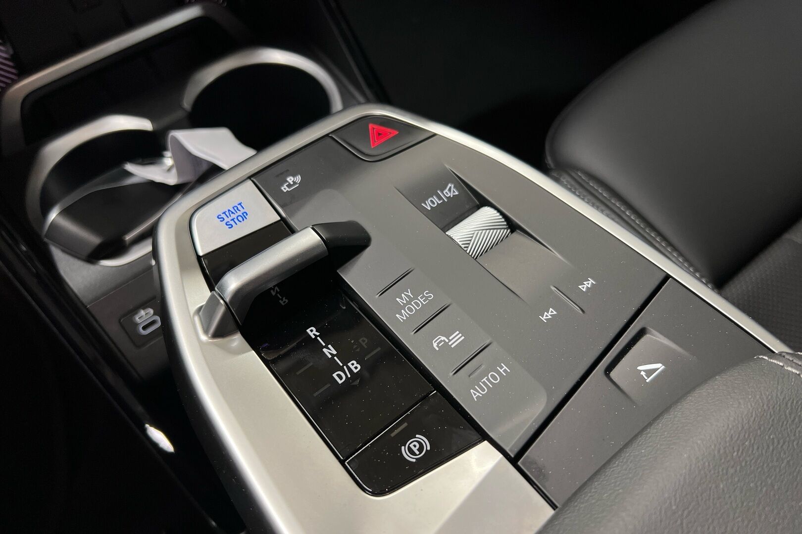BMW iX1 iso kuva 15