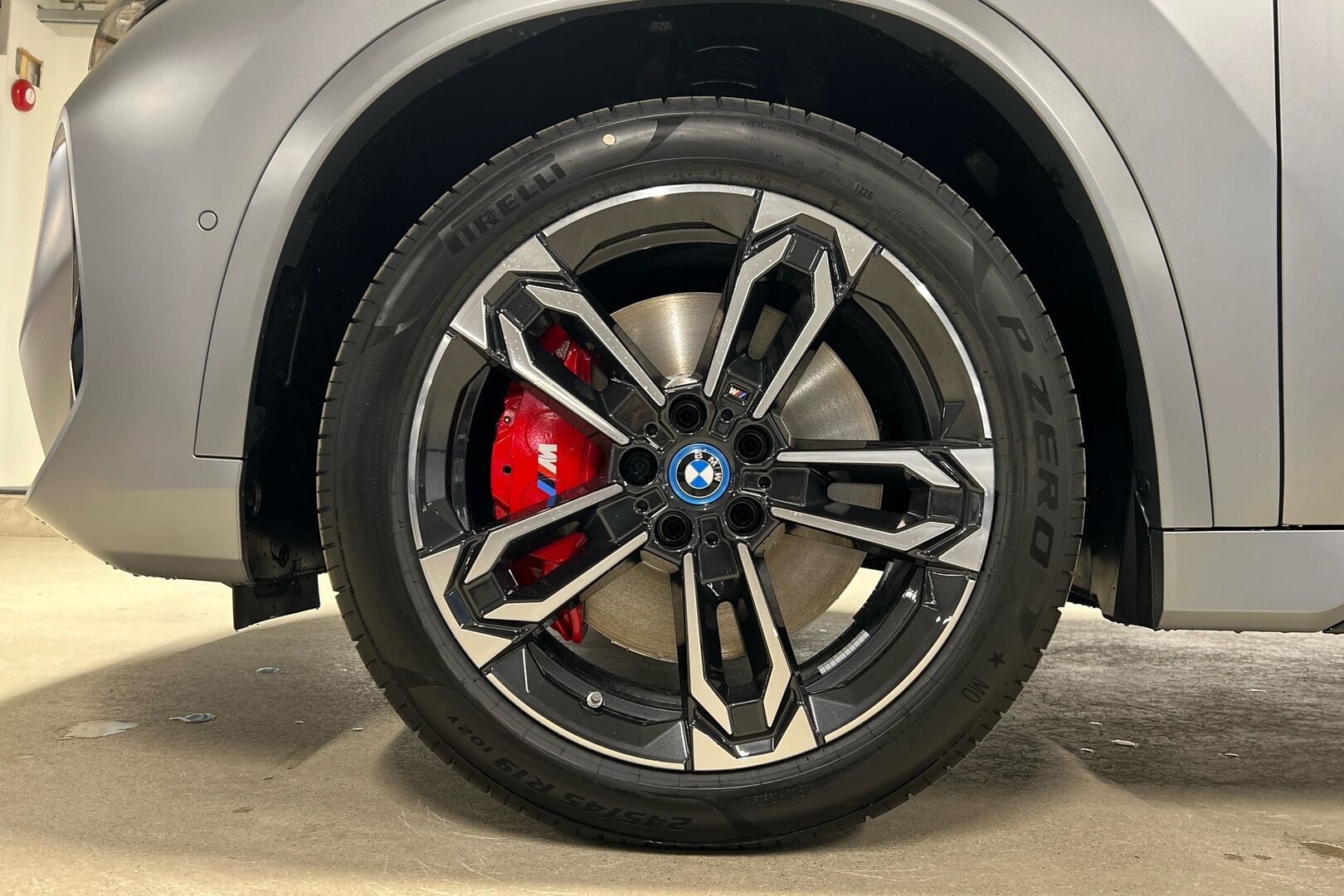 BMW iX1 iso kuva 18