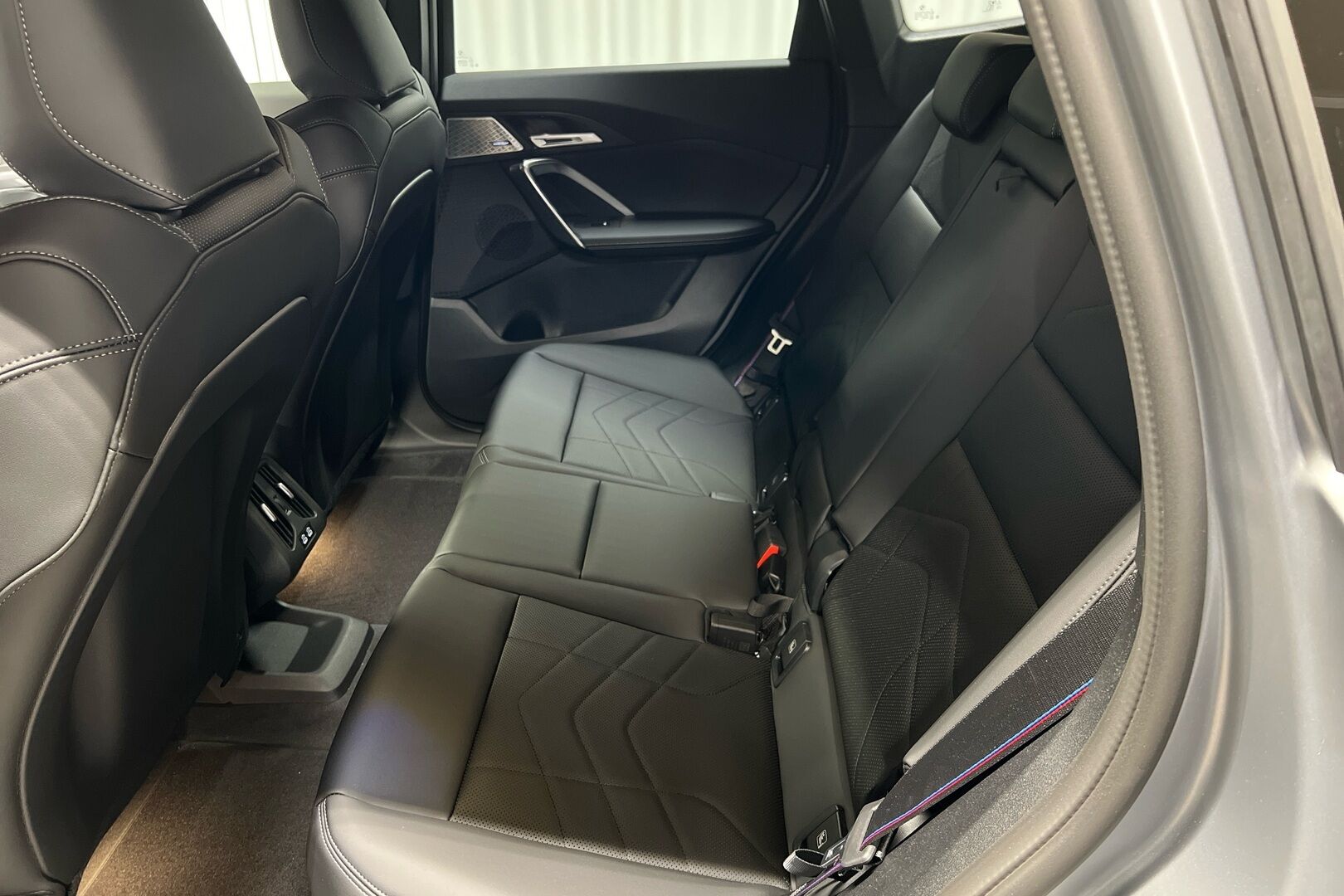 BMW iX1 iso kuva 8