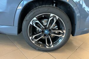 BMW iX1 esikatselu 11