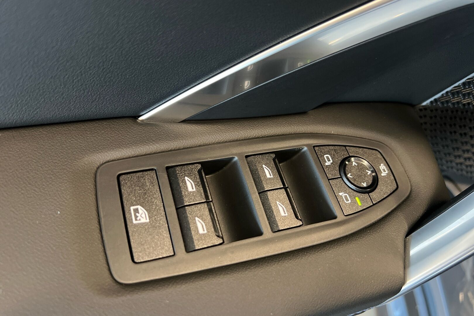 BMW iX1 iso kuva 15