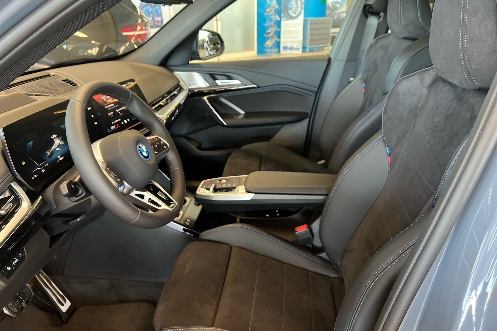 BMW iX1 iso kuva 11