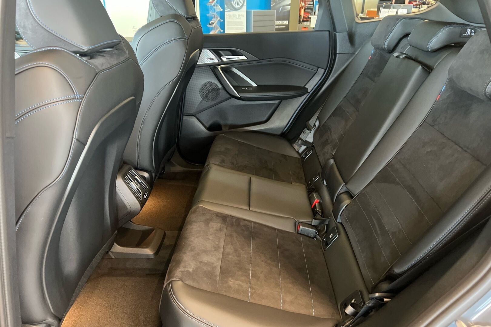 BMW iX1 iso kuva 12