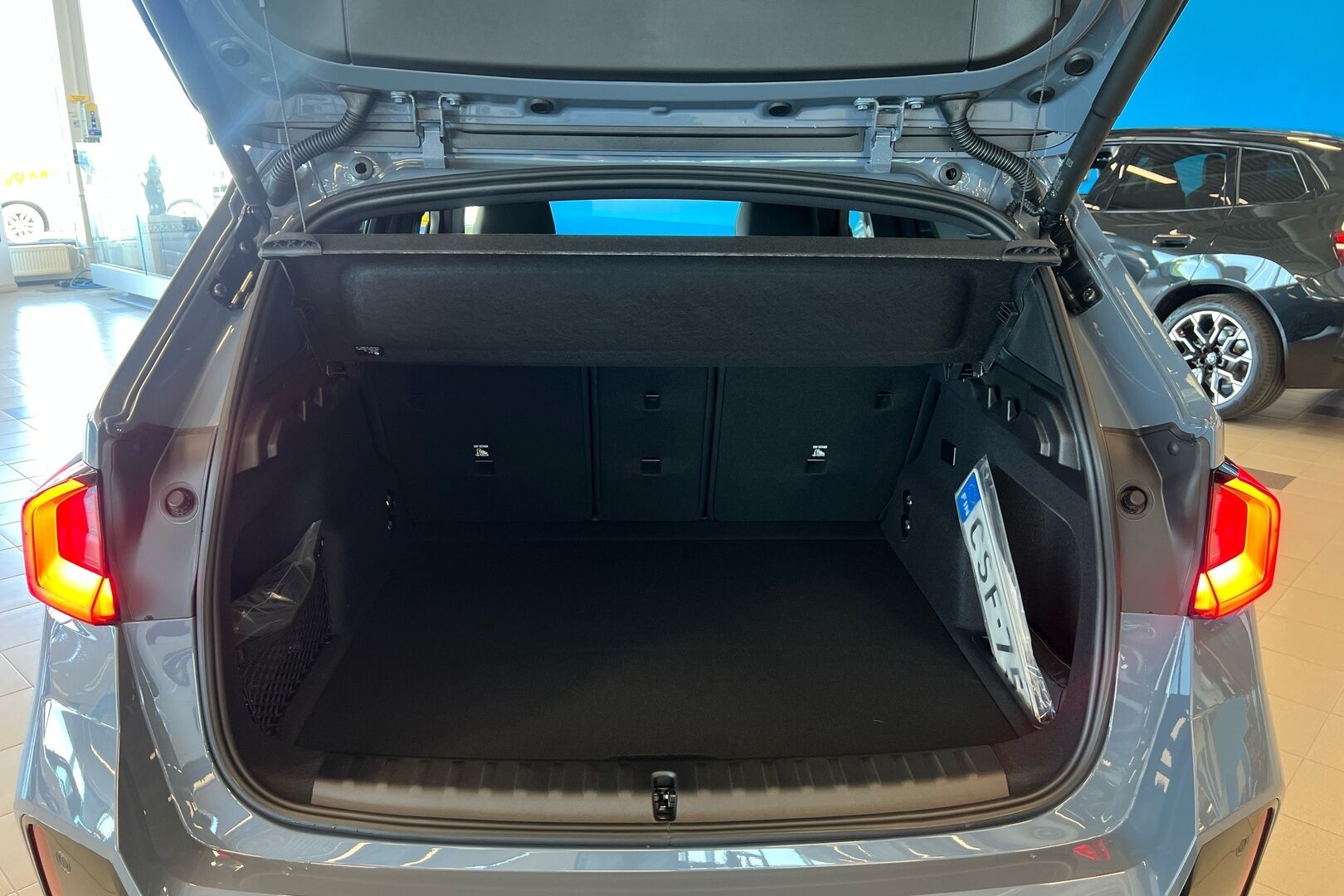 BMW iX1 iso kuva 13