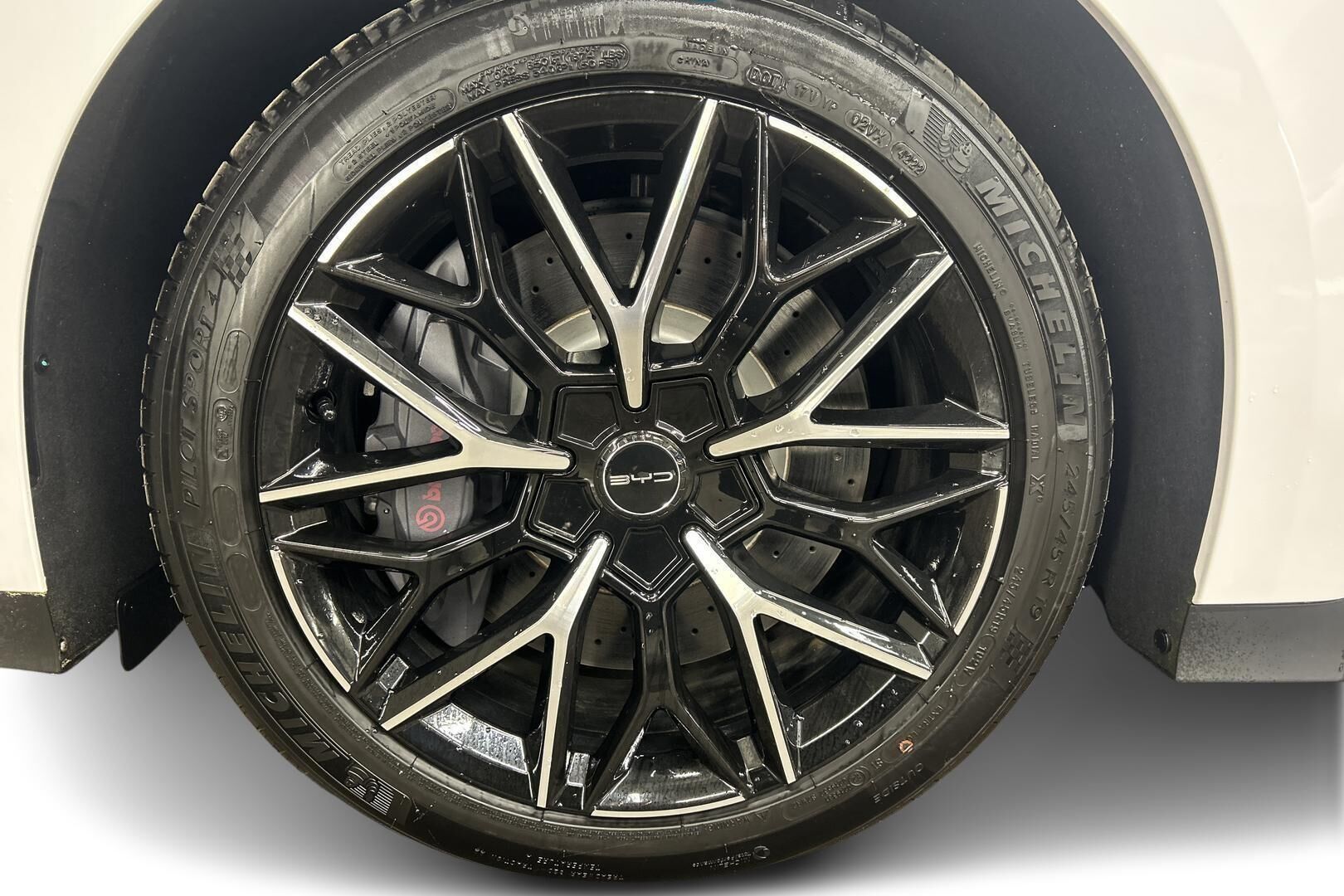 BYD Han iso kuva 12
