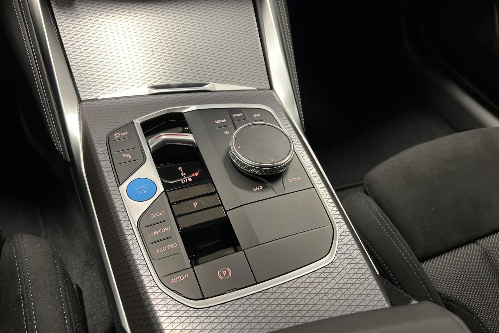 BMW i4 iso kuva 11