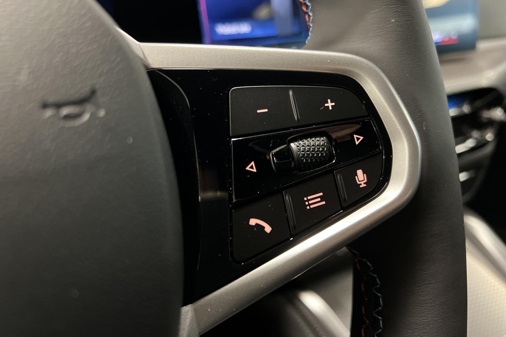 BMW i4 iso kuva 12