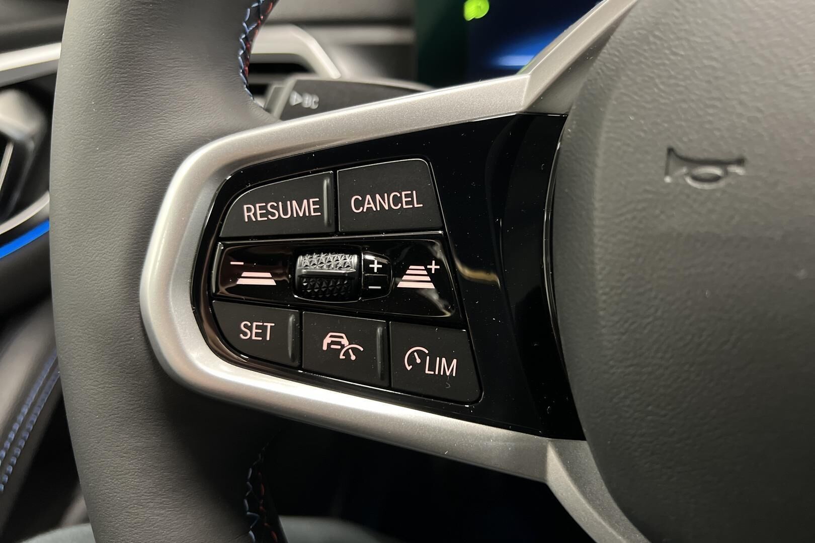 BMW i4 iso kuva 13