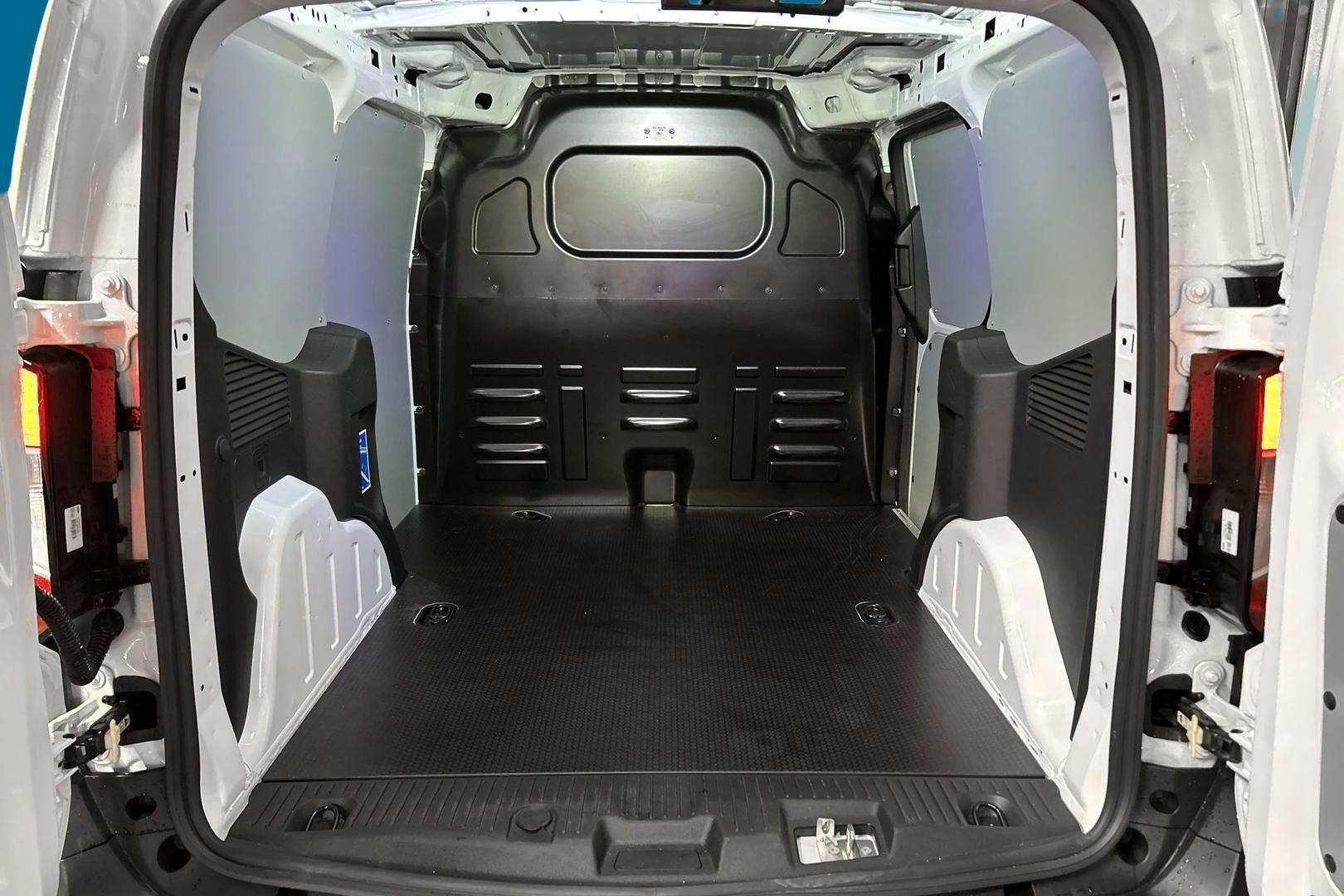Ford Transit Courier iso kuva 24