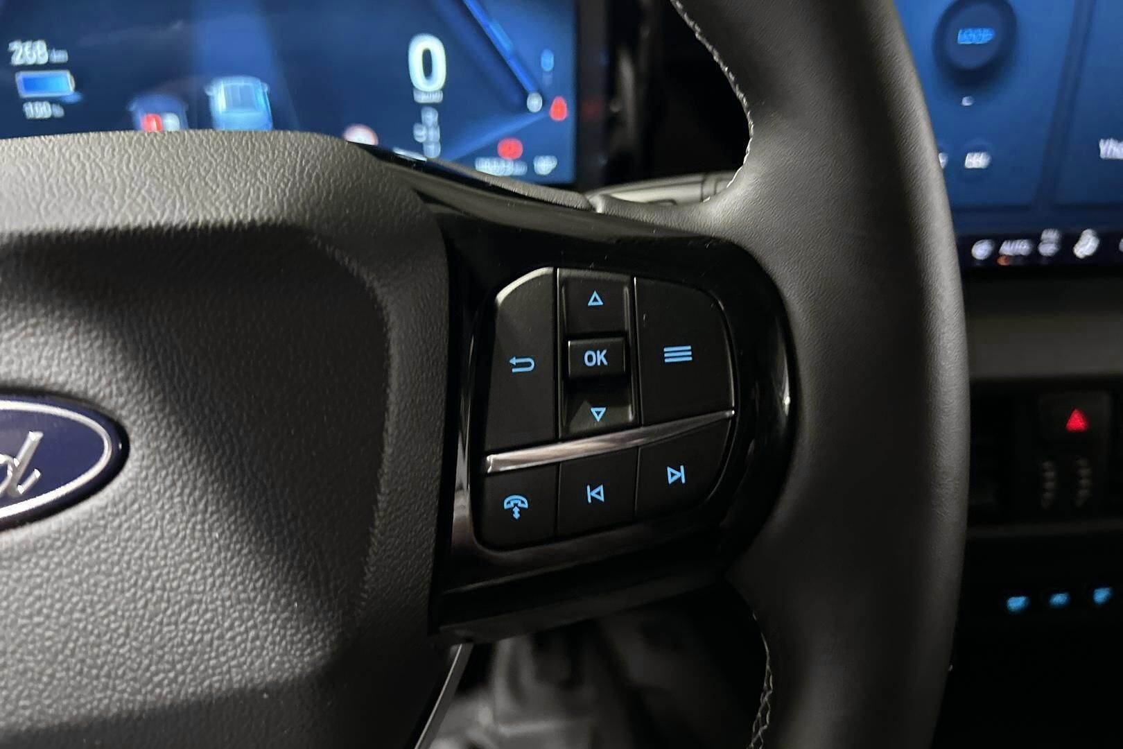 Ford Transit Courier iso kuva 7