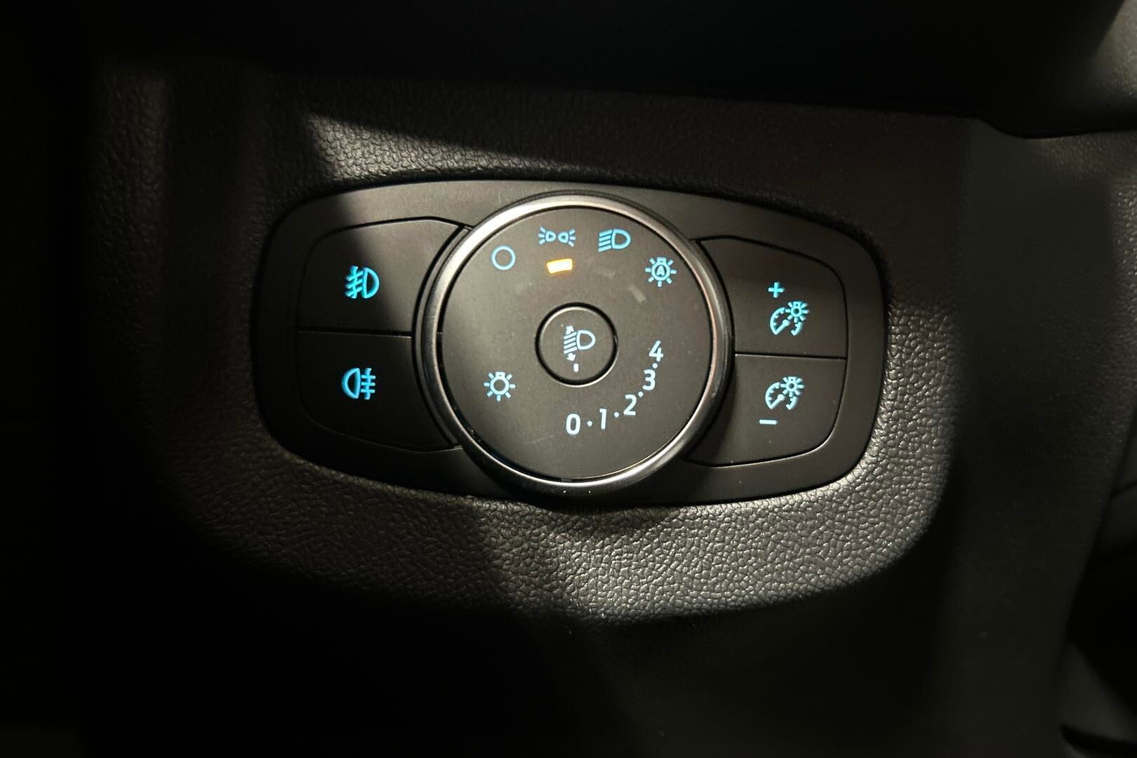 Ford Transit Courier iso kuva 10