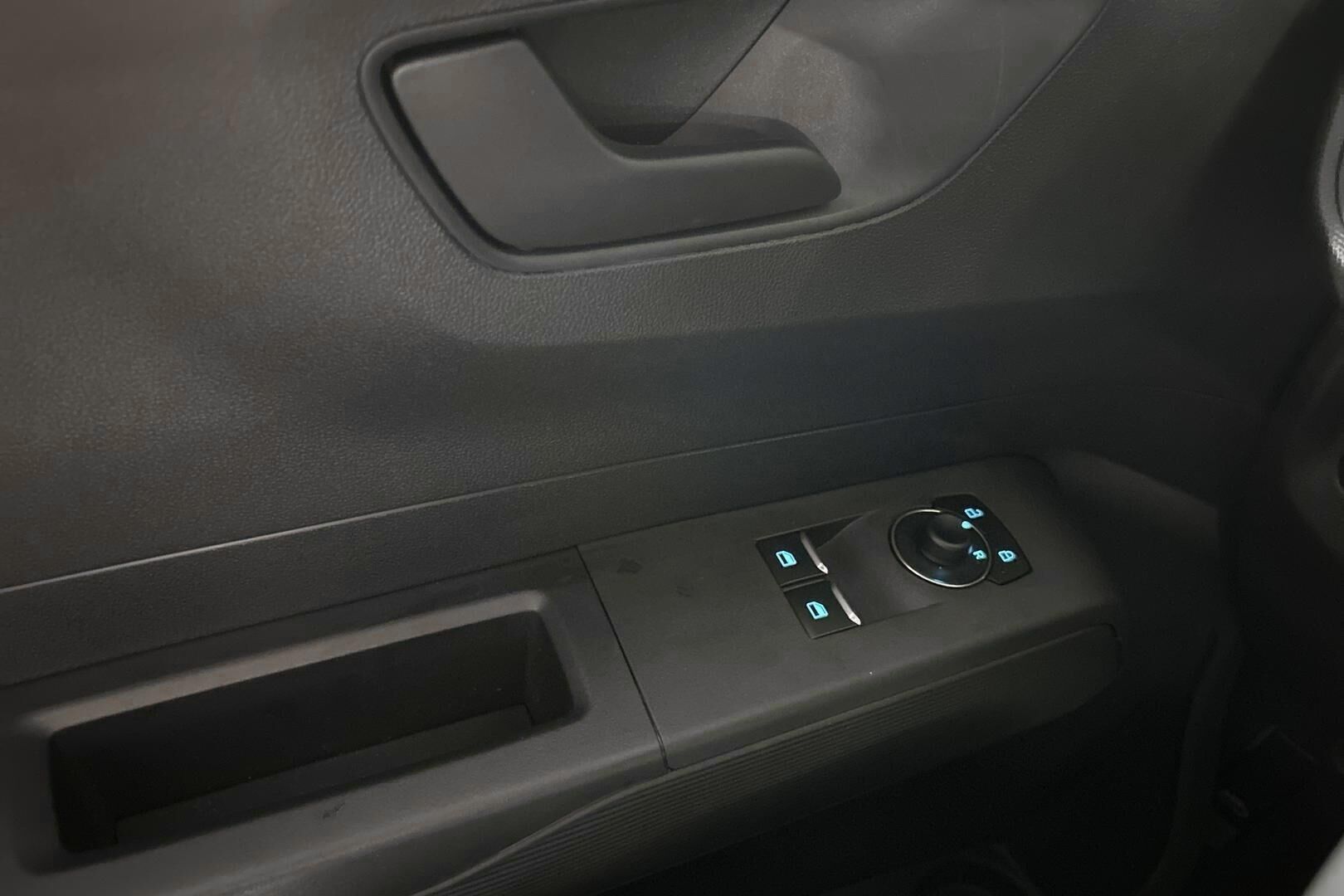Ford Transit Courier iso kuva 11
