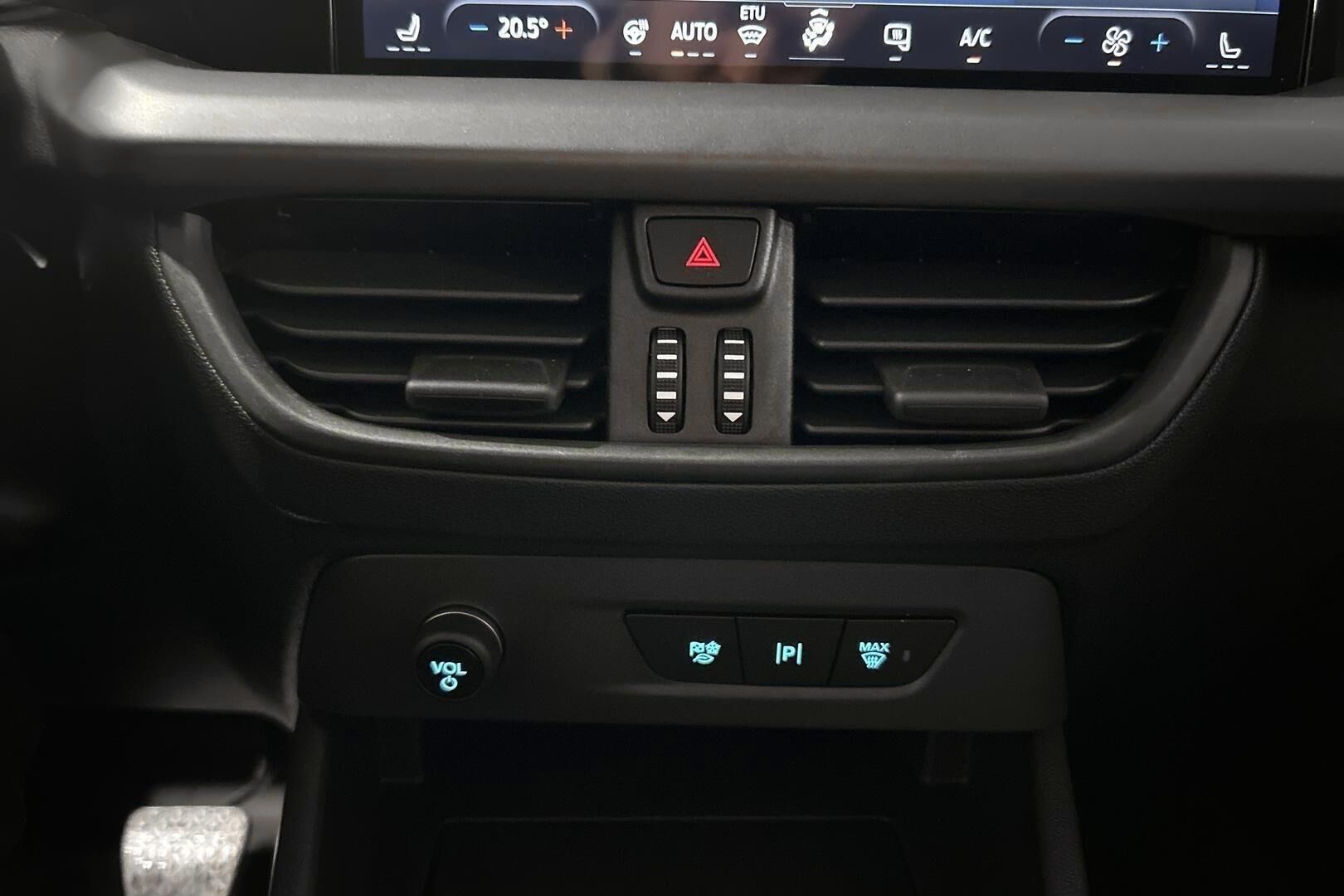 Ford Transit Courier iso kuva 16