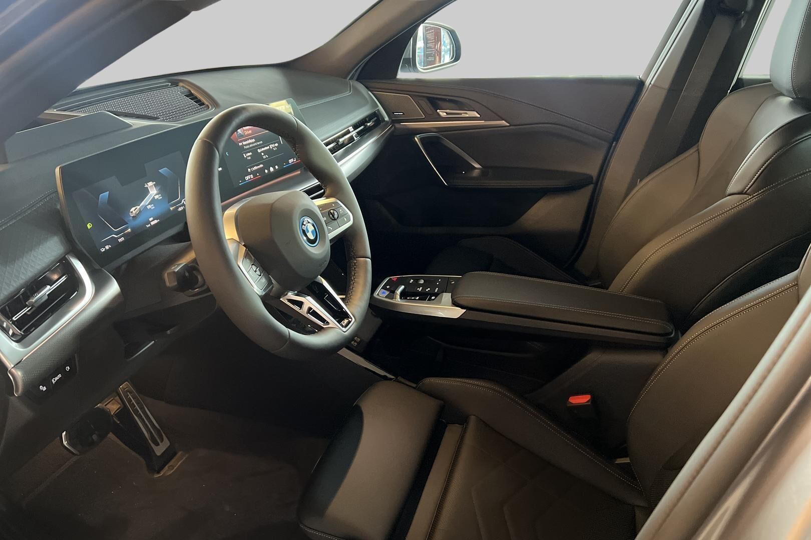 BMW iX2 iso kuva 8