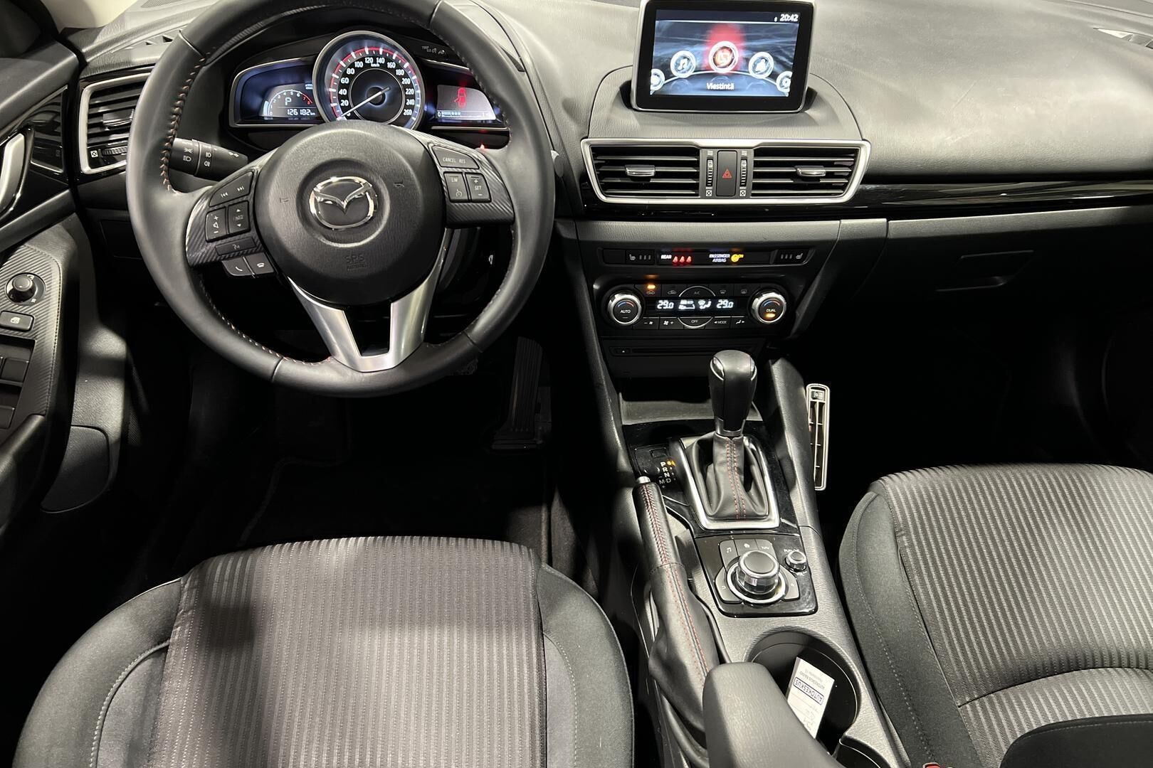 Mazda 3 iso kuva 21