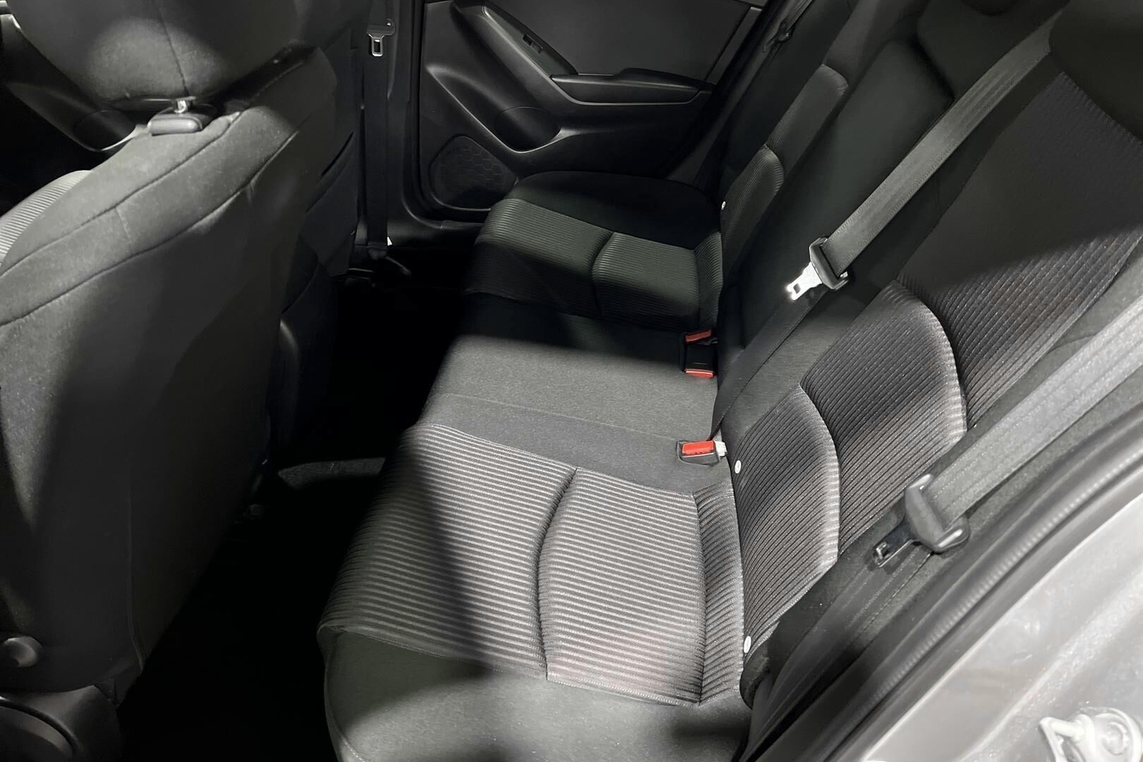 Mazda 3 iso kuva 9
