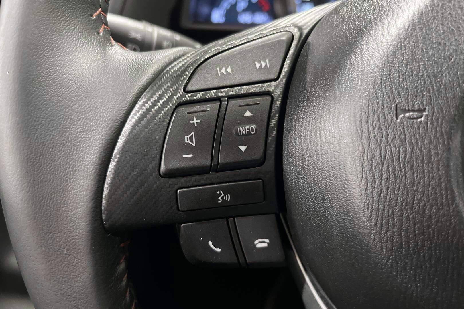 Mazda 3 iso kuva 12
