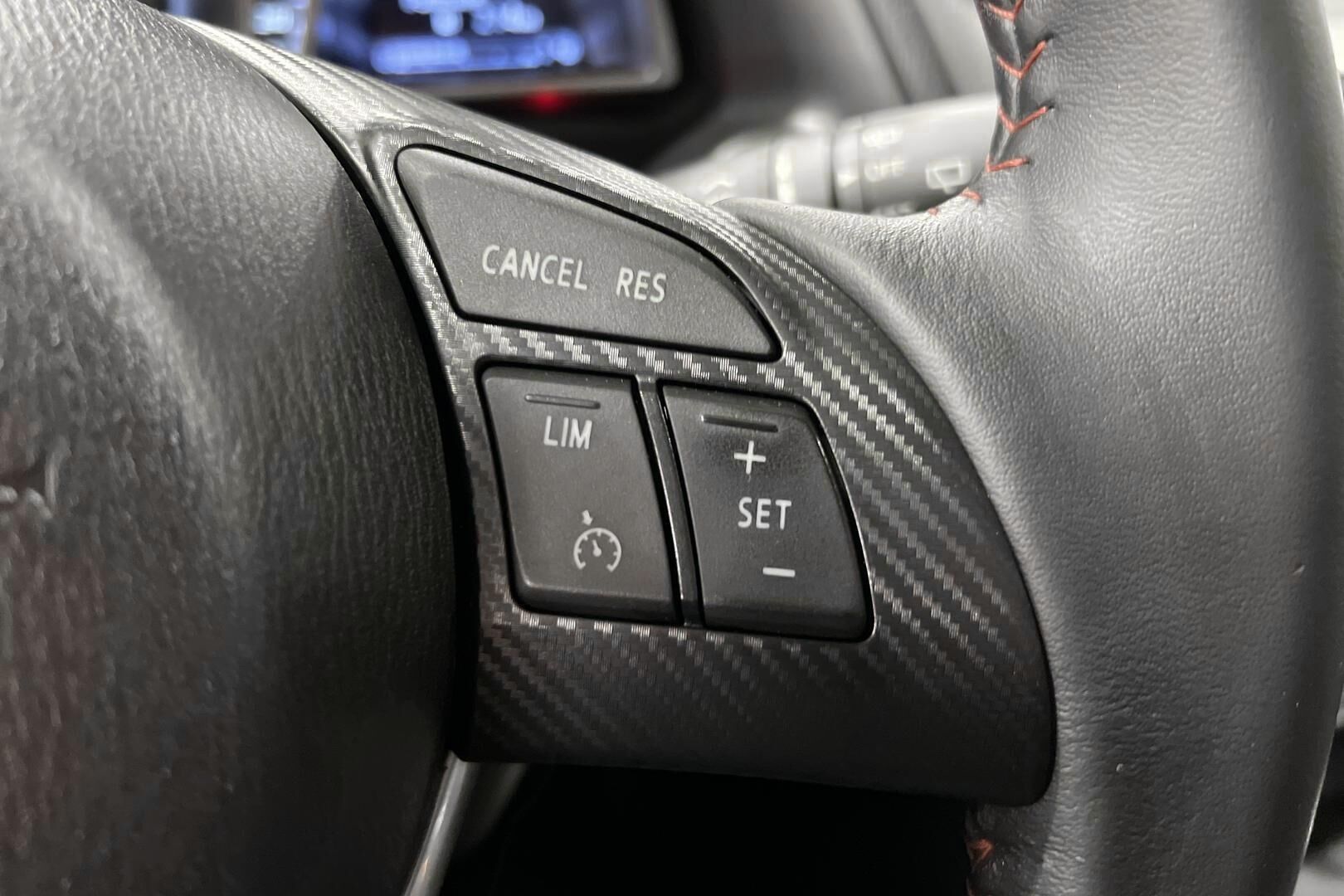Mazda 3 iso kuva 13