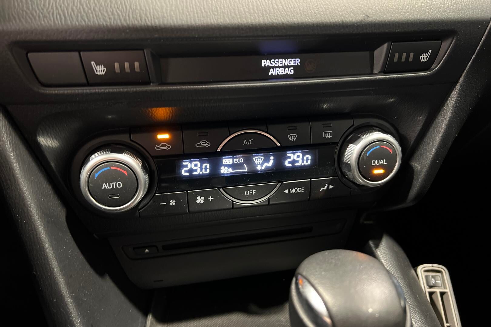 Mazda 3 iso kuva 16