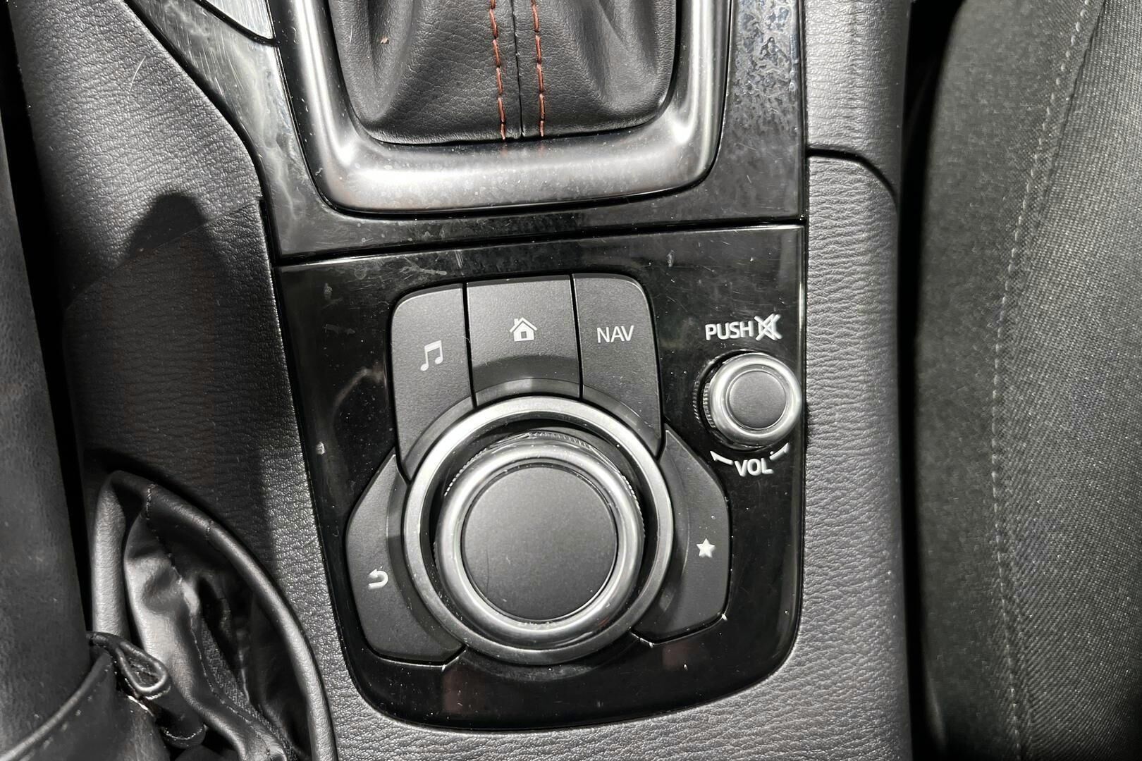 Mazda 3 iso kuva 17