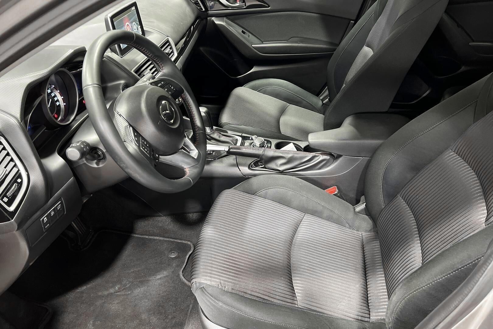 Mazda 3 iso kuva 8