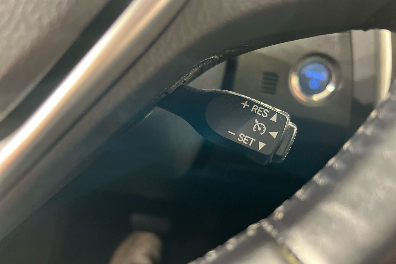 Toyota Auris iso kuva 11