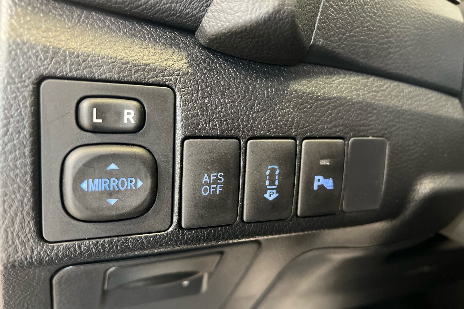 Toyota Auris iso kuva 12
