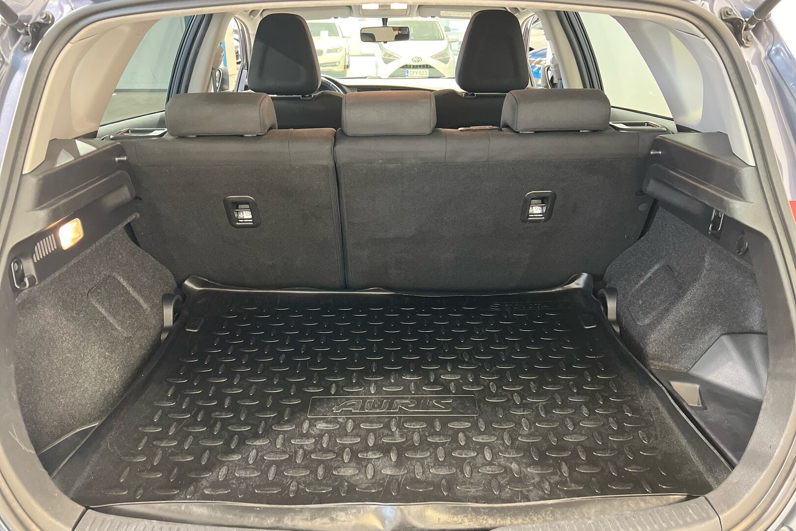Toyota Auris iso kuva 13