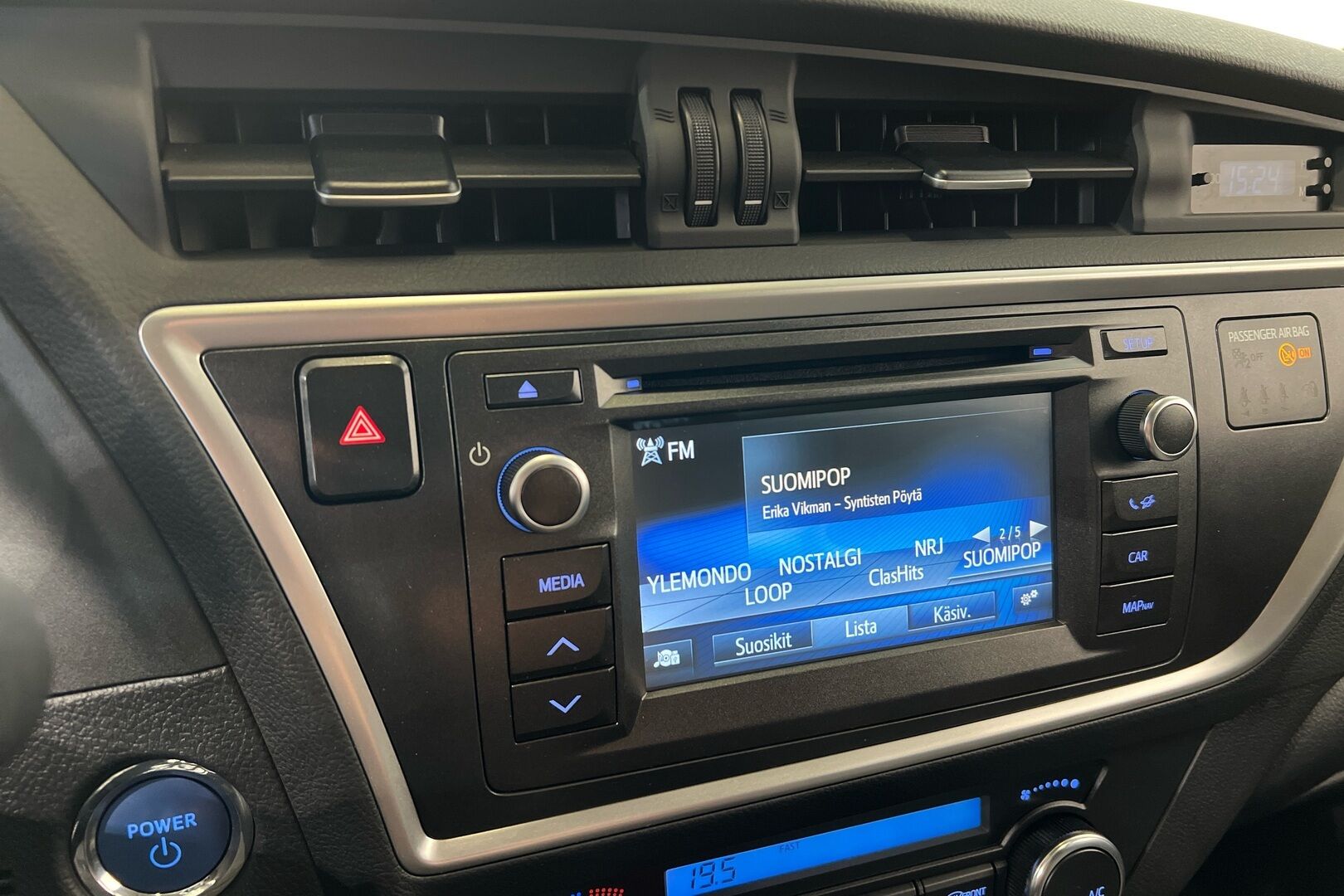Toyota Auris iso kuva 15