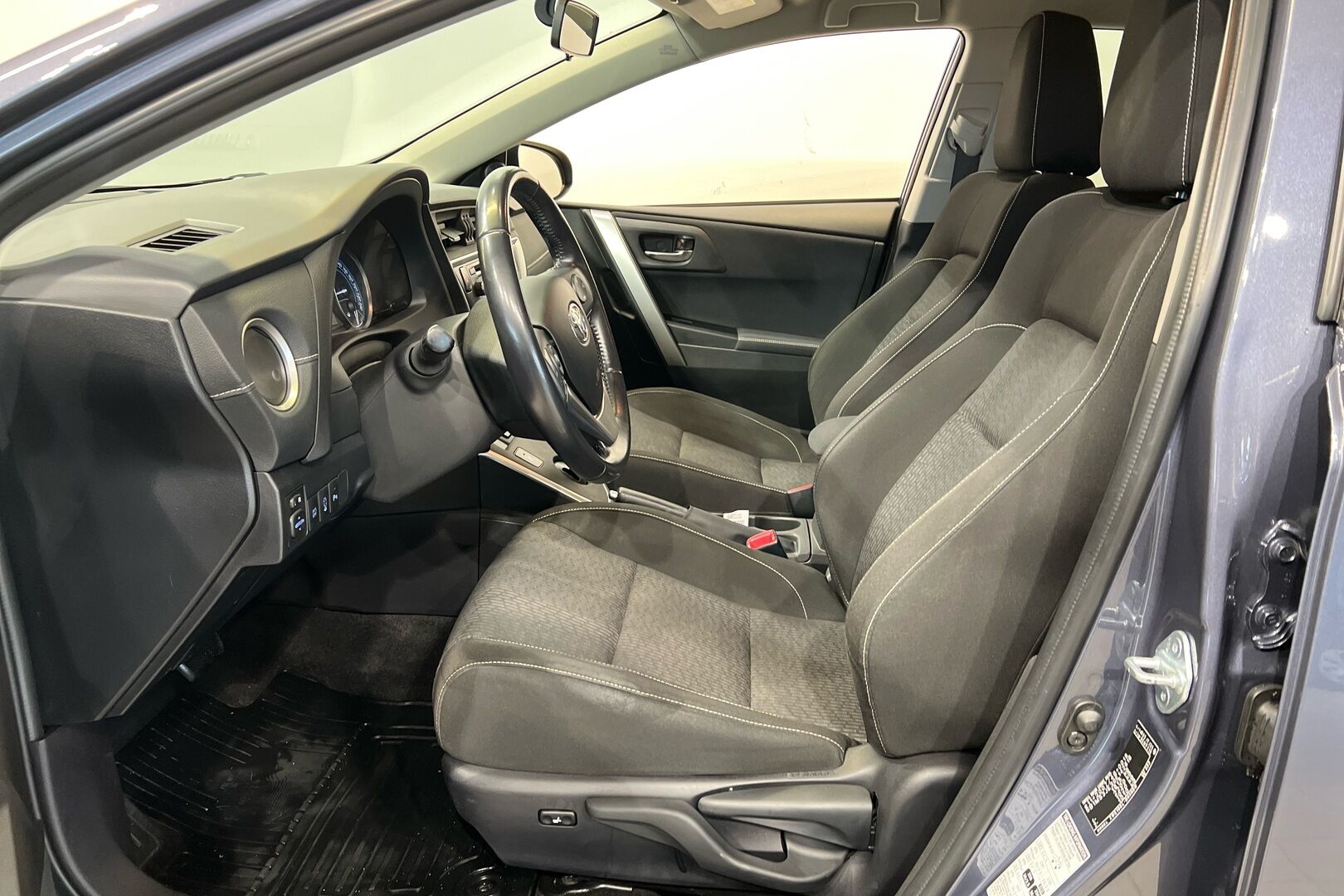 Toyota Auris iso kuva 5