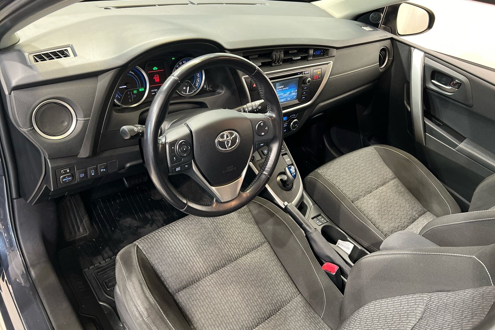 Toyota Auris iso kuva 6