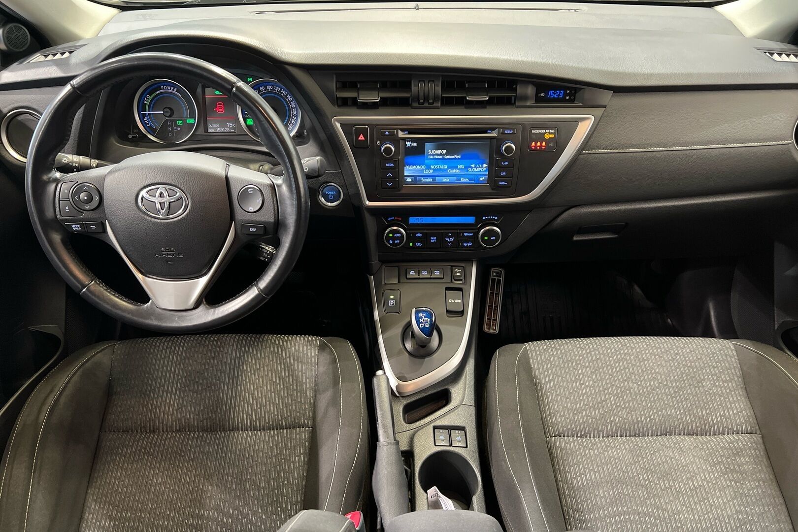Toyota Auris iso kuva 7