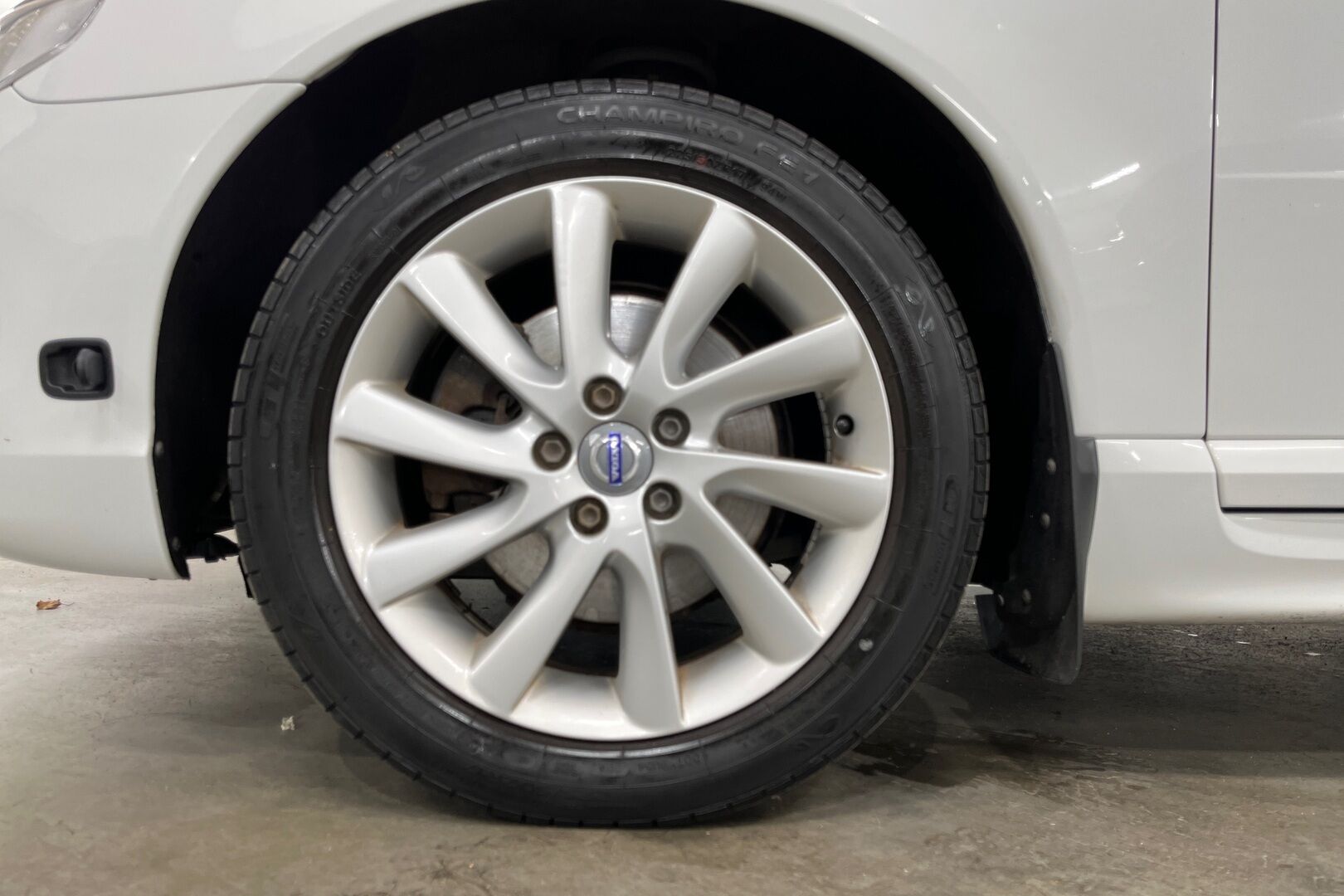 Volvo V70 iso kuva 12