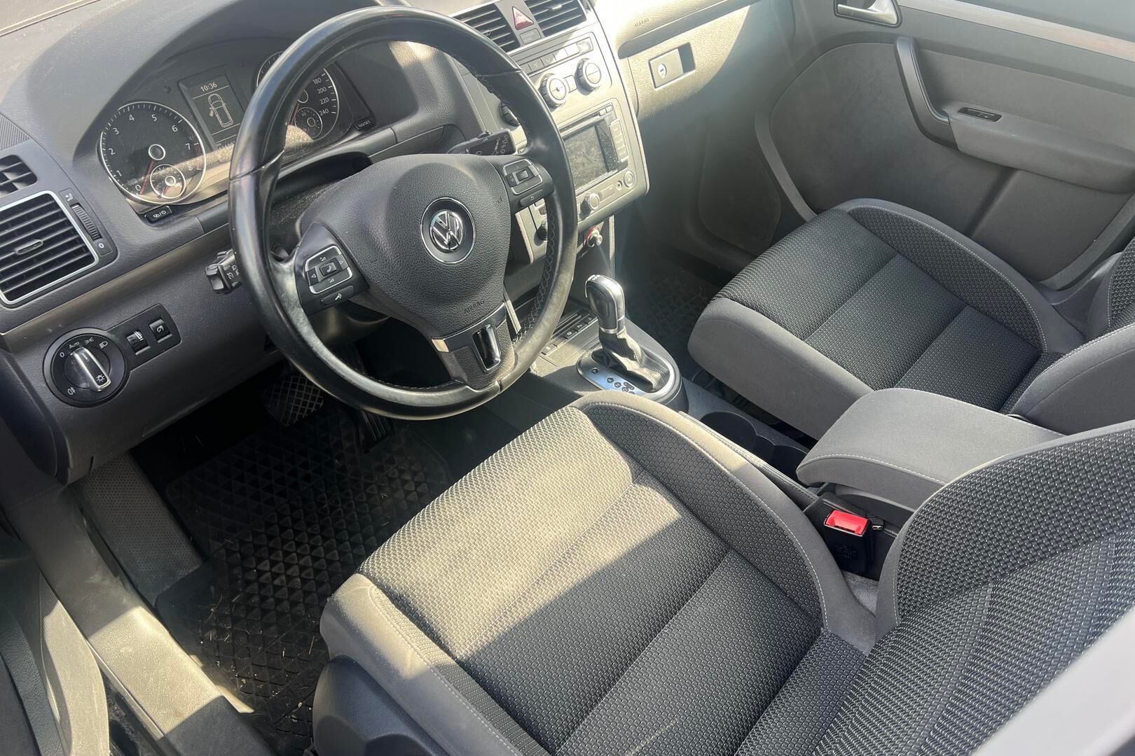 Volkswagen Touran iso kuva 2