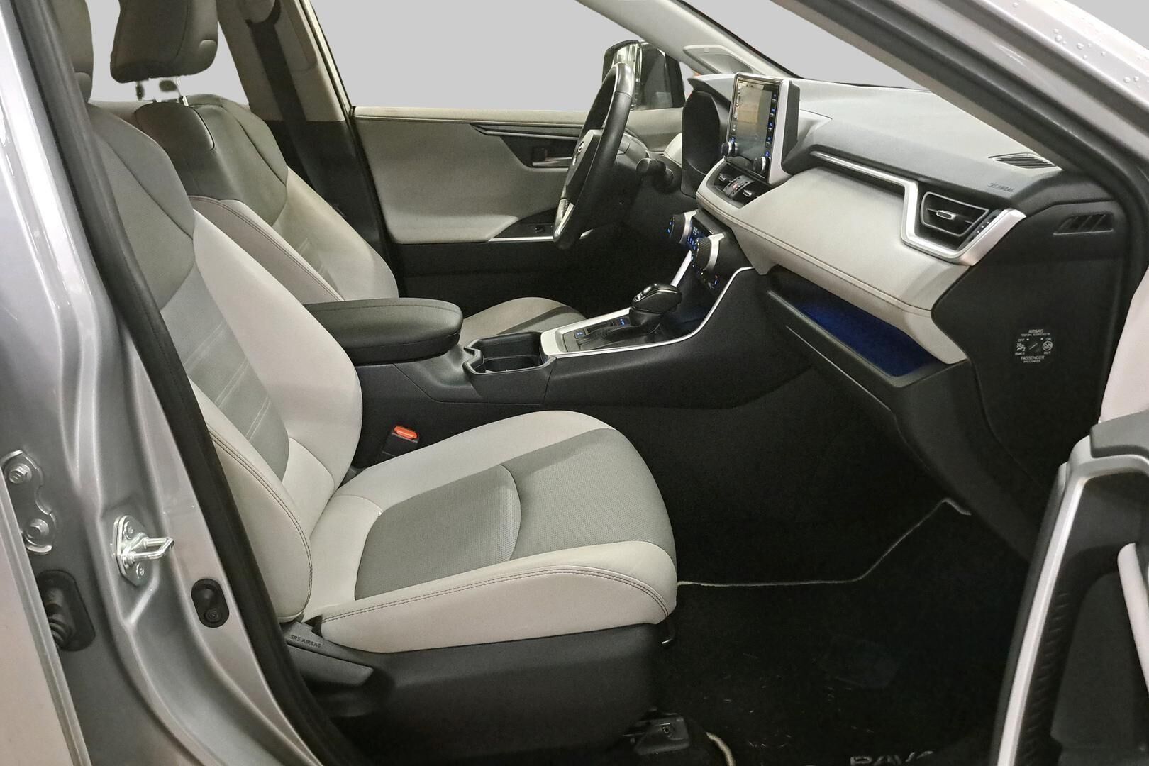 TOYOTA RAV4 iso kuva 3