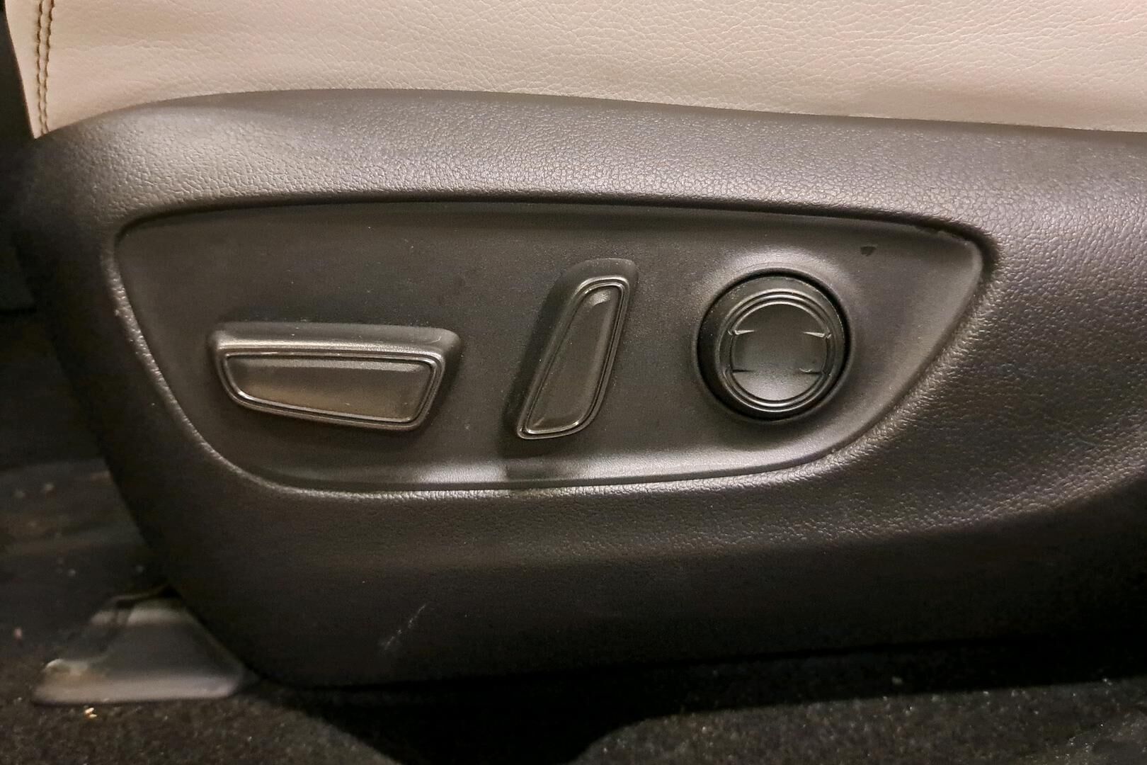 TOYOTA RAV4 iso kuva 5