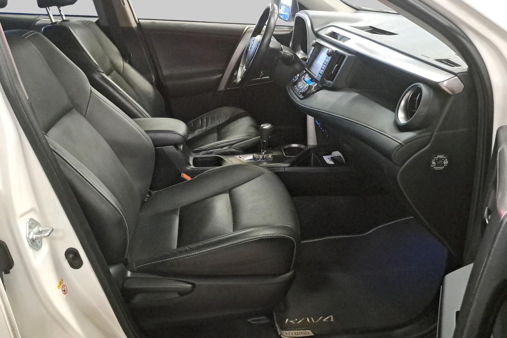 TOYOTA RAV4 iso kuva 4