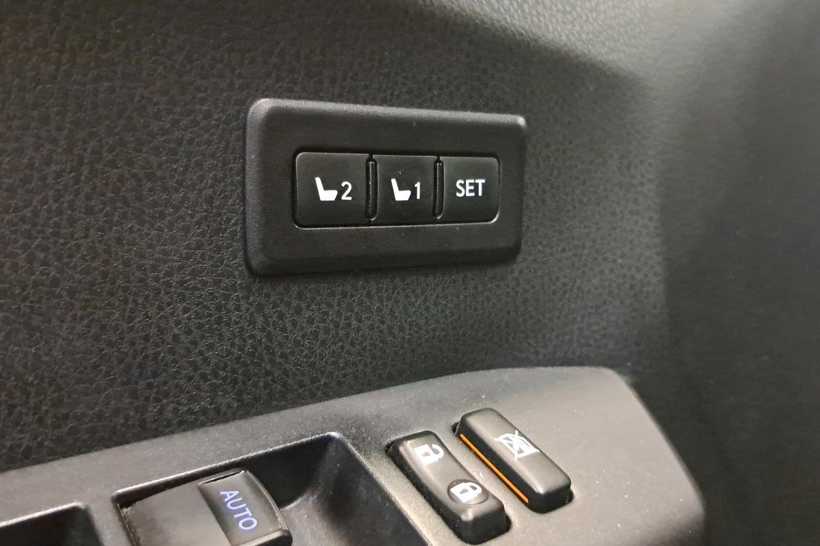 TOYOTA RAV4 iso kuva 6