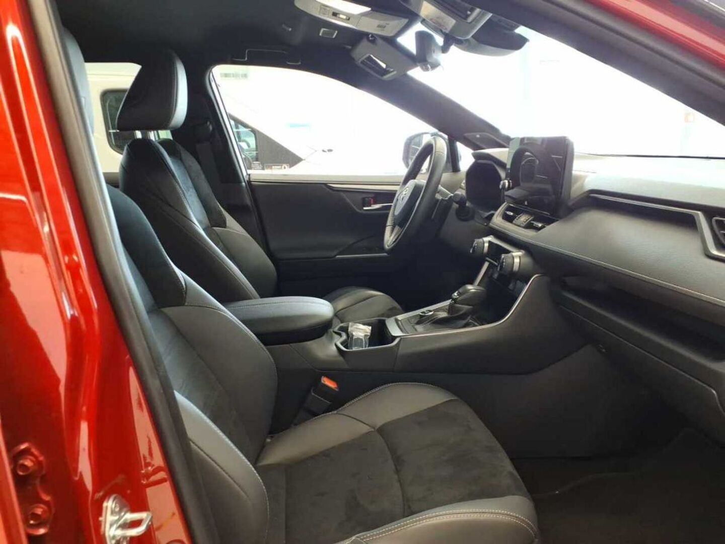 TOYOTA RAV4 PLUG-IN iso kuva 1