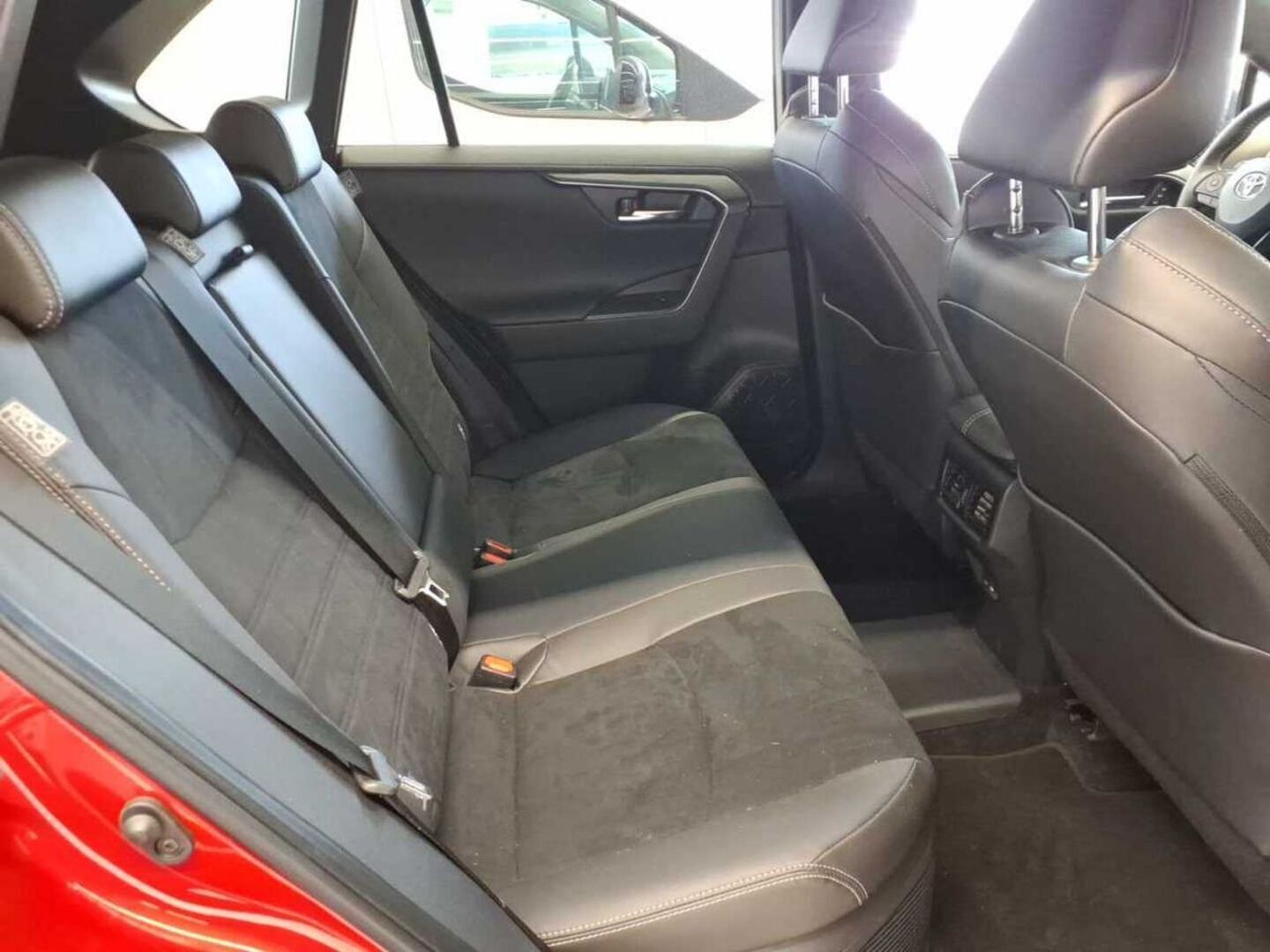 TOYOTA RAV4 PLUG-IN iso kuva 3