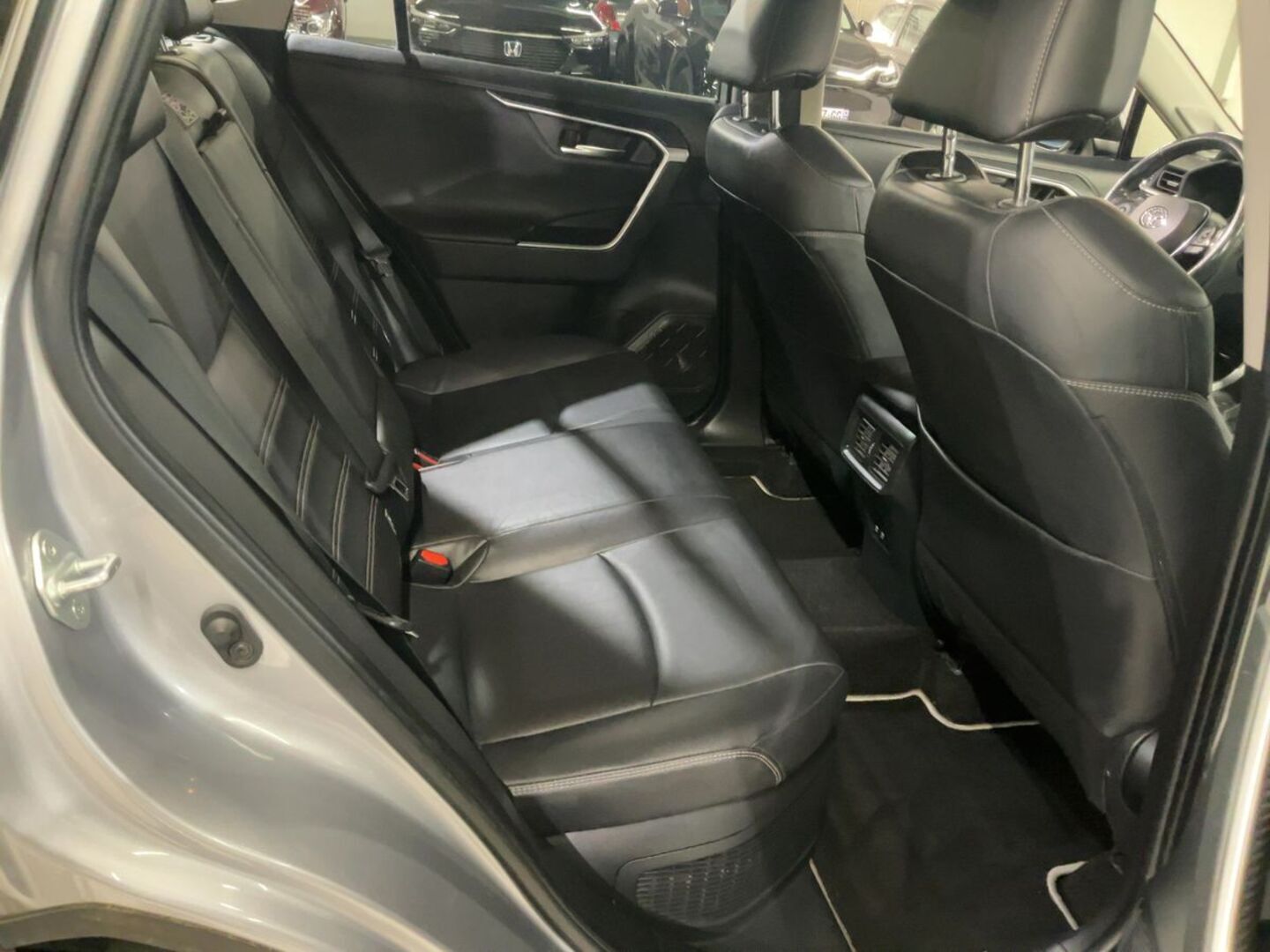 TOYOTA RAV4 iso kuva 5