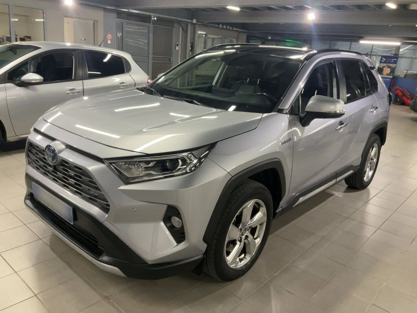 TOYOTA RAV4 iso kuva 4