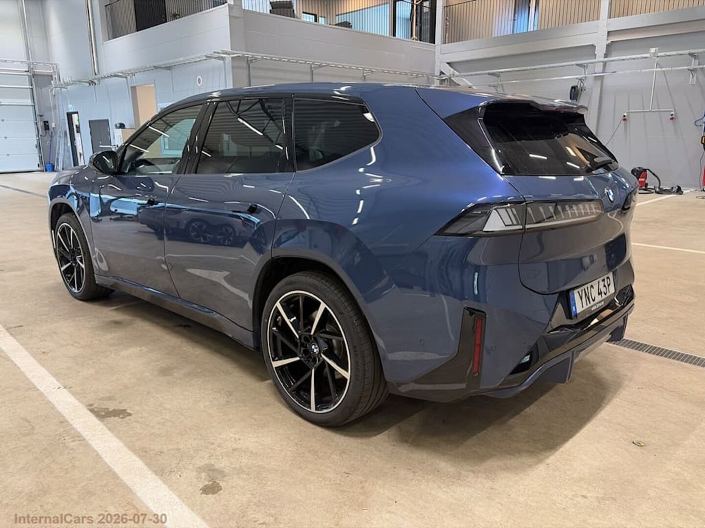 BMW IX3 iso kuva 2